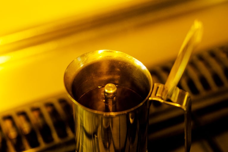 沸騰すると、抽出されたエスプレッソがあがってくる仕組みです。