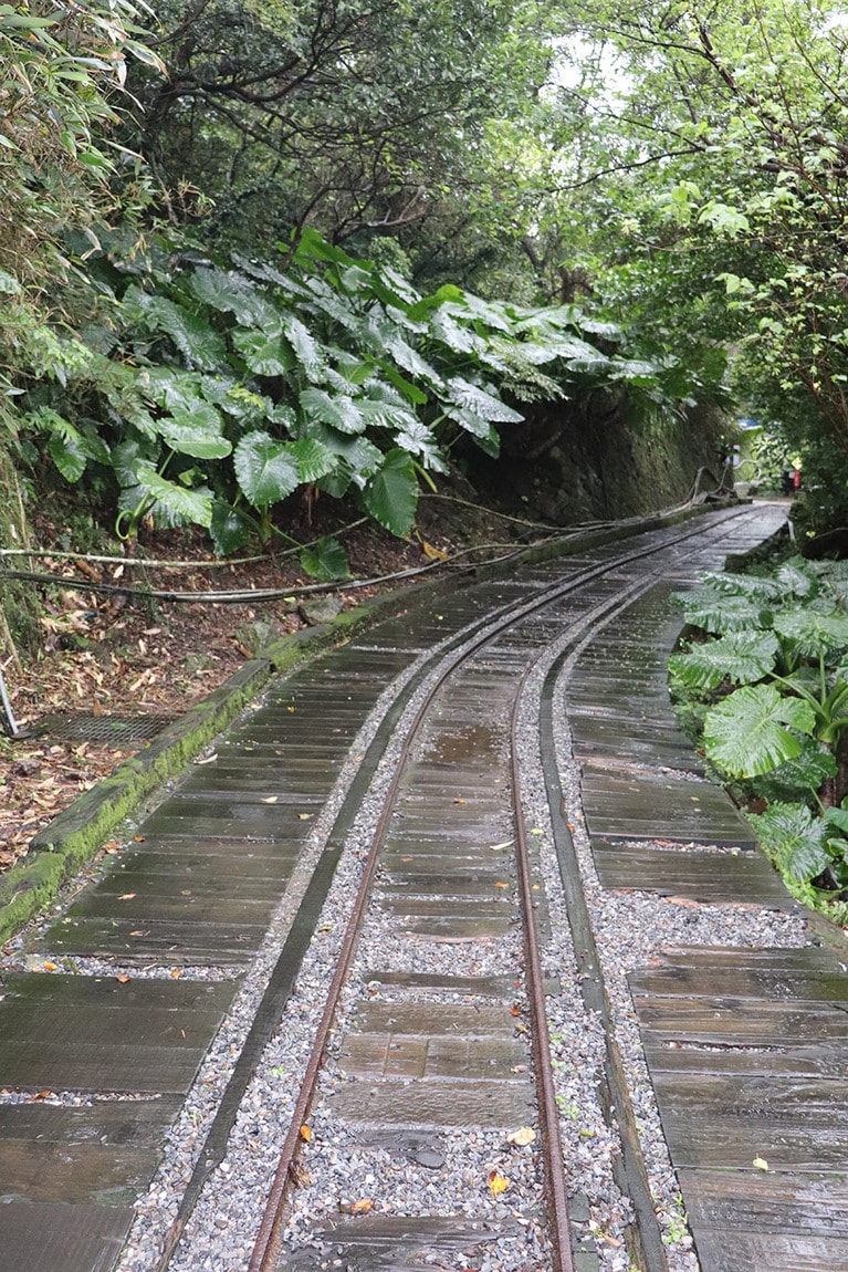 敷地内に残る、金の運搬に使用されたレール。