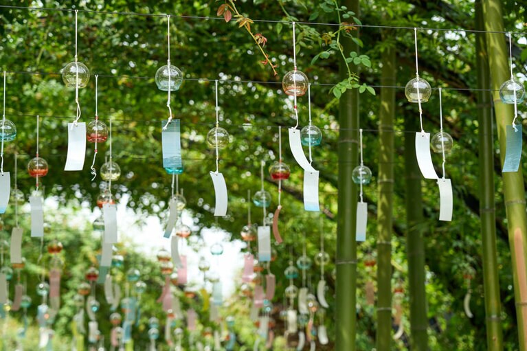 風が吹くと、風鈴が揺れて涼やかな音色が風流です。