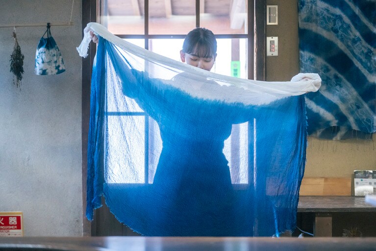 光が透ける素材感も相まって、美しいスカーフに！