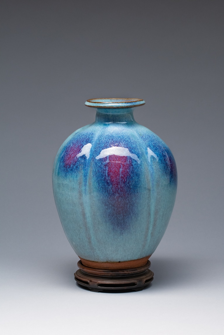 《紫紅瓜壺（しこううりつぼ）》河井寬次郎　1929（昭和4）年頃　高25.7cm。「紫紅瓜壺には、中国陶磁の影響が見られます。これ木製の台がついているでしょ。紫壇や黒壇など木製の台のうえにのせて作品を鑑賞するというのは、清朝の伝統的な鑑賞スタイルだったんです」（山田さん）