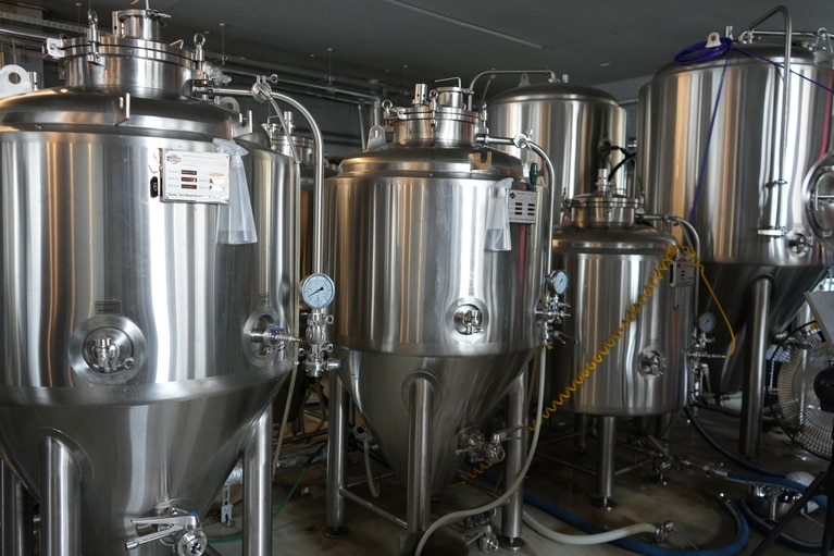 大きなタンクが11本、醸造する。