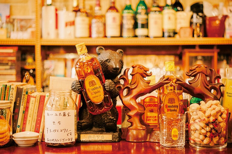 スタンディングのカウンターが中心。