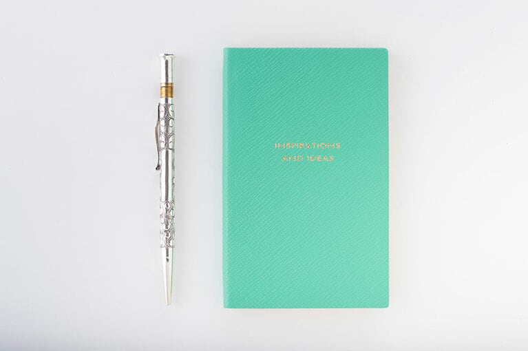 左から、ヤード・オ・レッドのボールペン、スマイソンのパナマノート 9,900円。