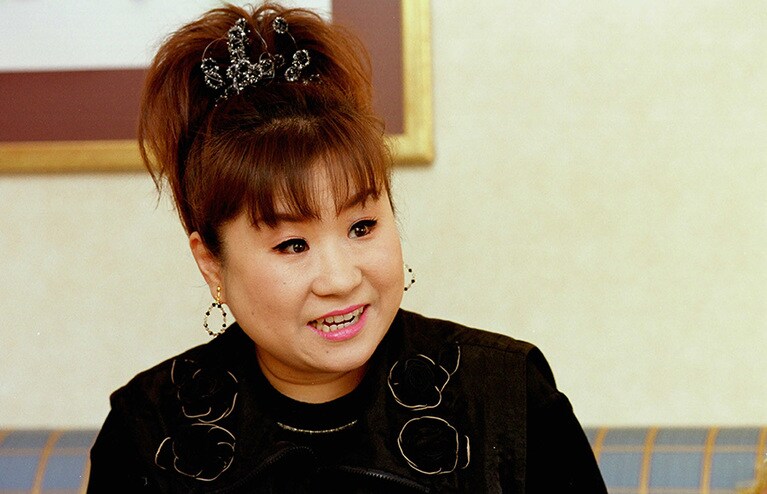 90年代、魔除け人形として「よしみちゃん人形キーホルダー」が女子高生の間で大流行したことがあった。懐かしい。誰かお持ちの方いるだろうか。それはそれとして、彼女のパワフルな歌声も魔除けになるほど素晴らしい。