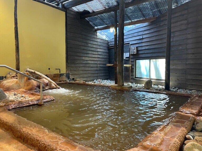 大洞窟の宿 湯楽亭［熊本／弓ヶ浜温泉］赤湯の内風呂。