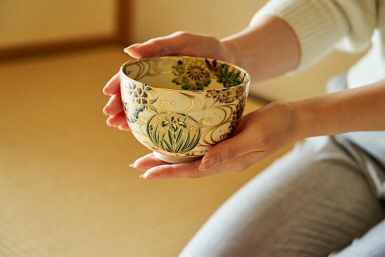 梅や桜、アヤメに紅葉など四季折々の草花を描いた1碗。四季に応じて正面が変わります。