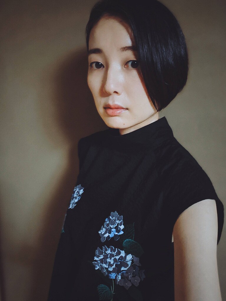 すっぴんで着ても似合う、紫陽花の刺繡のブラウス。iCONOLOGYというブランドのもの。