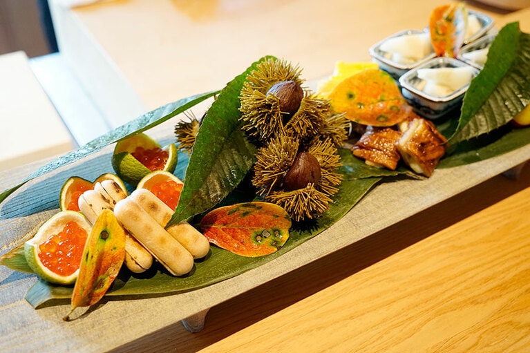 秋を表現した美しい八寸。イクラのしょう油漬けや、とんぶりが入った富山の名店「高野屋最中種店」の最中の中など。イガグリのトゲは素麺でできていて、すべて食べることができる。