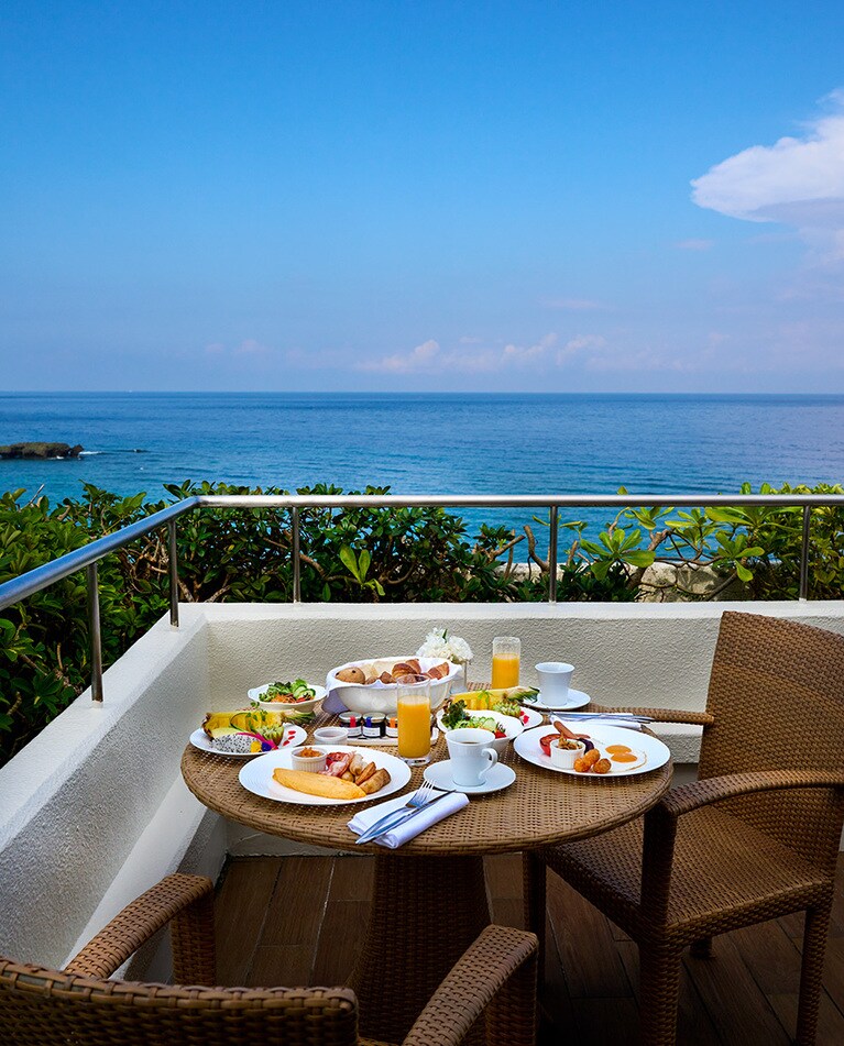 とびきり贅沢な滞在を満喫できる「万座スイート」。広々としたテラスで味わうルームサービス朝食（4,600円）が最高！