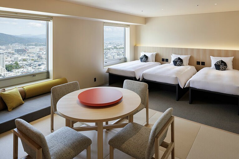 グループ利用におすすめの「うたげスイート」。荷物はベッド下にすっきり収納できるので、マックスの4名利用でも室内を広く使える。