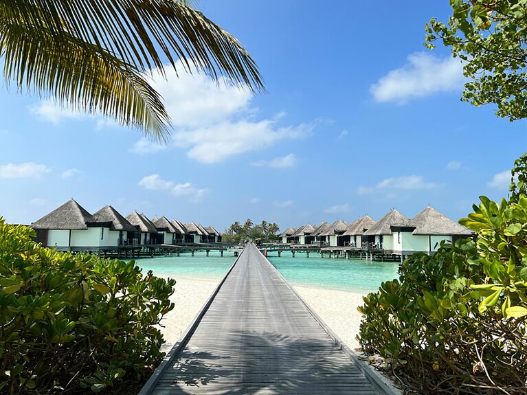 細長い島の南側のボードウォーク沿いに、一直線に並ぶ水上バンガロー。