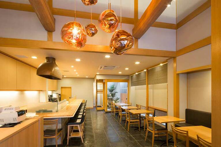 【カフェ ハヤシヤ】店内。