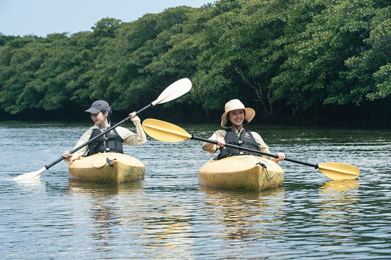 カヤック初挑戦の二人も、難なくカヤックの操縦をマスター。