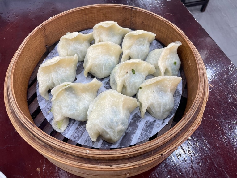 餃子は一つ一つがかなり大ぶり。1人では少し多いかもしれないので、数人でシェアして食べるのがおすすめ。