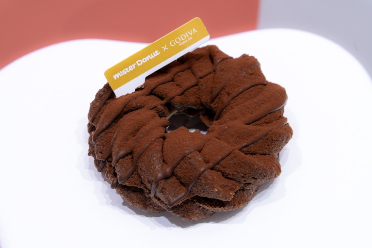 筆者イチオシの「生ショコラフレンチ　キャラメルプラリネ」。テイクアウト291円（イートイン297円）。