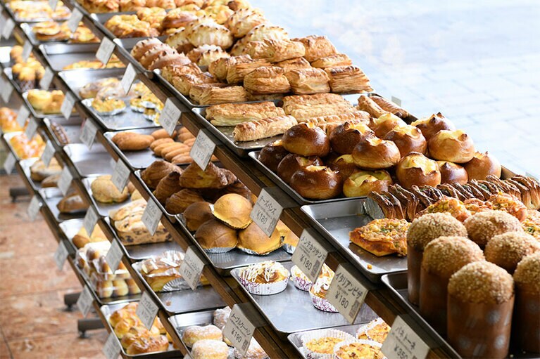 菓子パンから惣菜パンまで約70種ものパンがずらり。