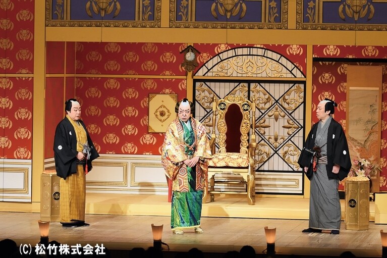 釜桐座衛門(！)という役名で市川中車さんが初登場した第2作。左から市川猿弥さん、中車さん、片岡亀蔵さん。