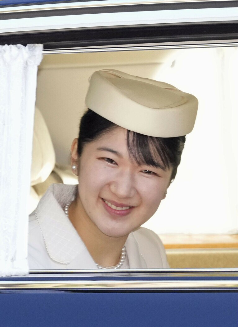 12月1日、23歳の誕生日に、上皇ご夫妻にあいさつをするため仙洞御所に入られる愛子さま　©時事