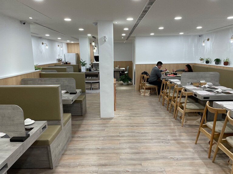 自慢のスープの白さを彷彿とさせる、真っ白なデザインの店内。清潔感が漂います。