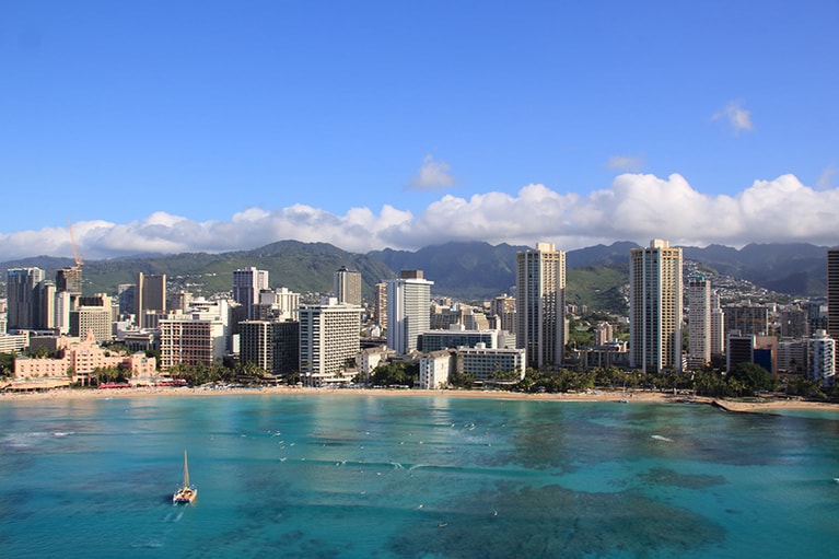 空から眺めるワイキキビーチはリゾートホテルのビルが林立する都会だ。