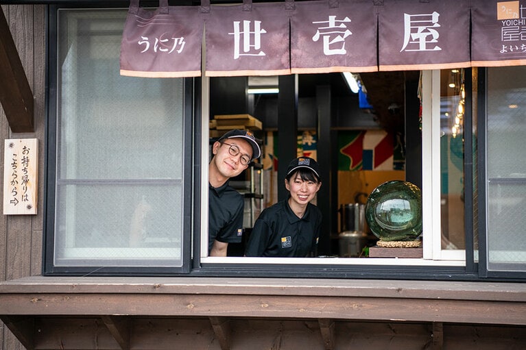 店長の加藤修平さんとスタッフの名越倫子さん。二人とも、うに好きが高じて入社したという。