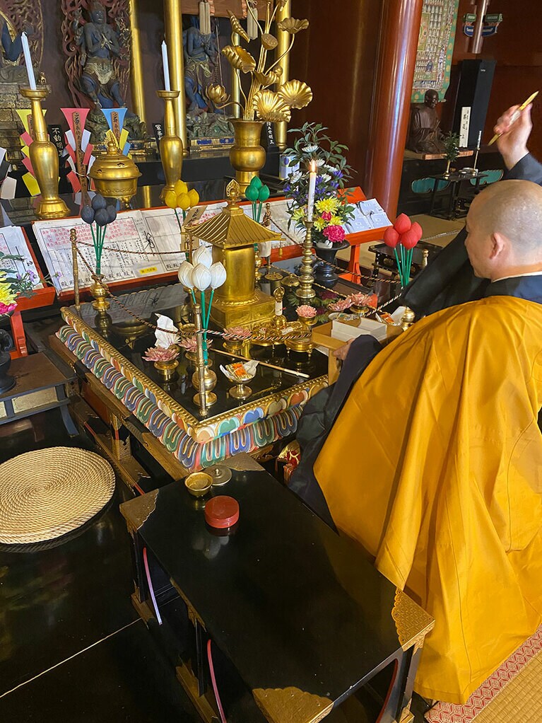 内陣まで入りご祈祷を受けられるのもこのアクティビティの特典。