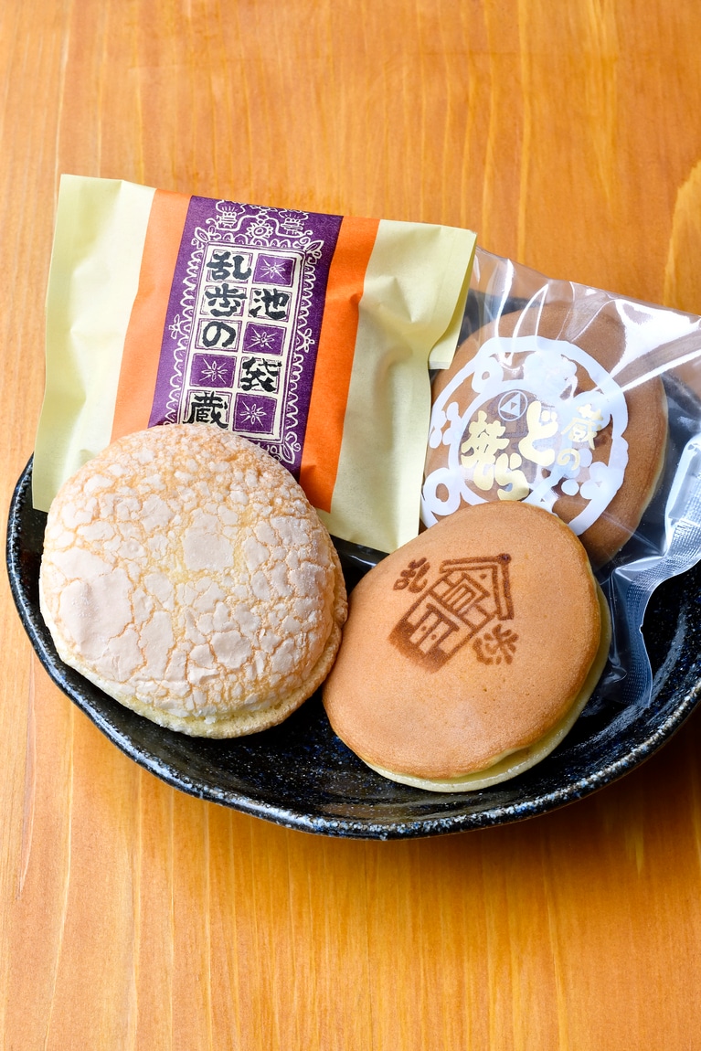 乱歩宅の蔵の形の焼印付きどら焼や、ブッセも人気。