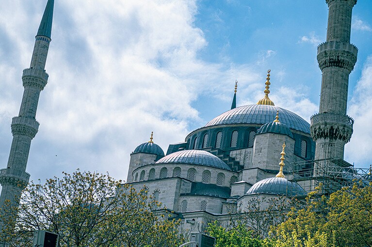 6本のミナレットが印象的。