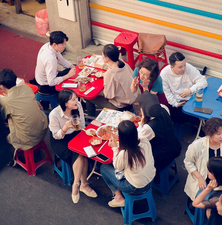 干しだら(ノガリ)横丁の風物詩となった路上飲みの風景。気軽さと開放感を求めて若い女性客たちも大勢やってくる。