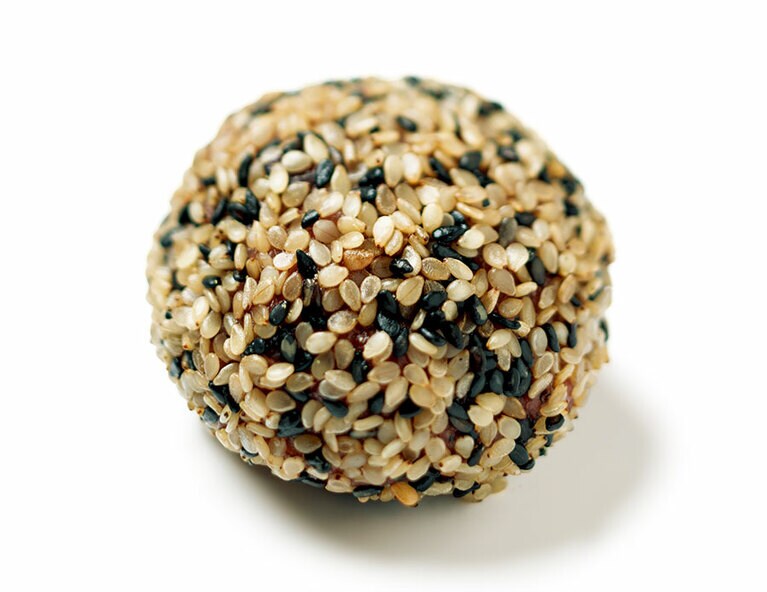 大阪「森のおはぎ」揚げごま黒米もち 150円。ごまのコクと香ばしさが見事に調和している。