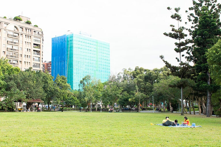 開放感たっぷりの芝生の広場。