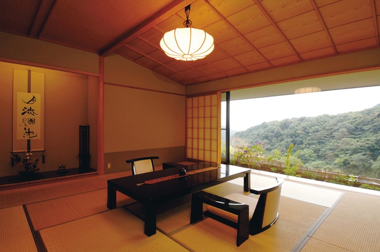 ゆったりとした客室からは、伊豆奥下田の豊かな自然が一望できる（観音温泉）。