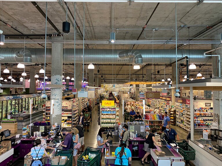 強制ではないですが、ソーシャルディスタンスも引き続き自主的に守られています。