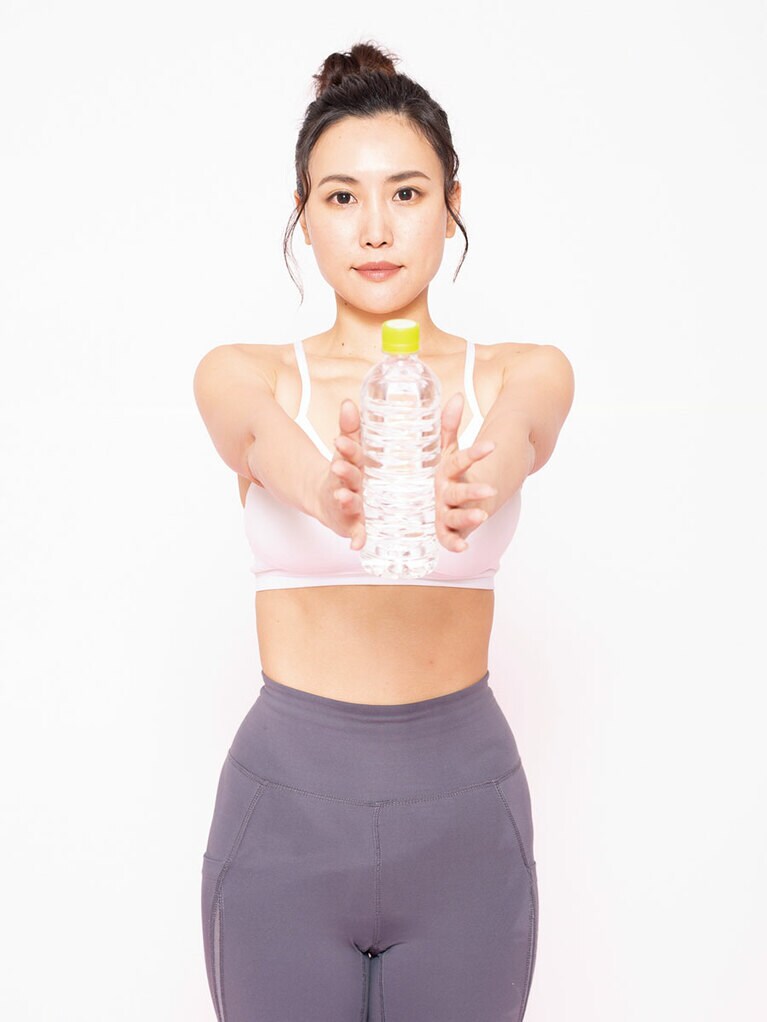 (2) そのままゆっくりと腕を前に伸ばす
