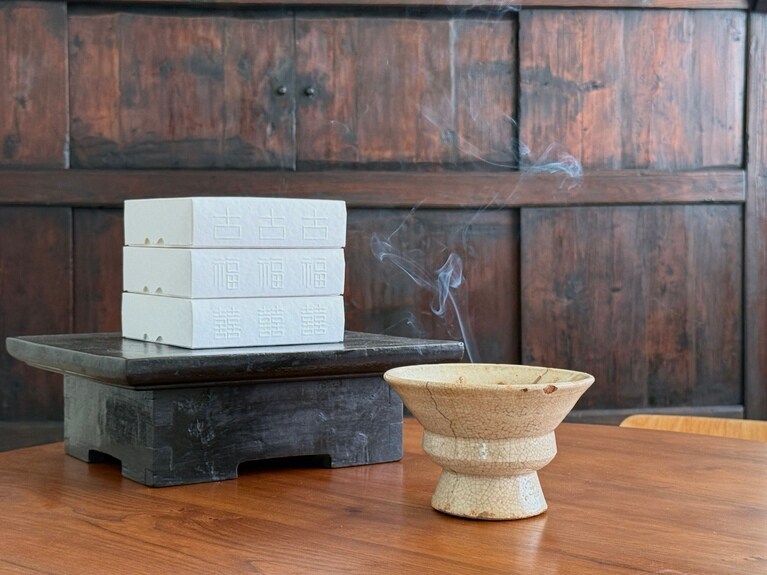 左から：GOBOKIIが製作している3つのお香と19世紀朝鮮末期の白磁祭器（ペクジャジェギ）。韓国の伝統的な香りの名脈を繋げるべく、貴重な薬材を用いて作られている（上から：古150,000ウォン、福110,000ウォン、囍65,000ウォン）。