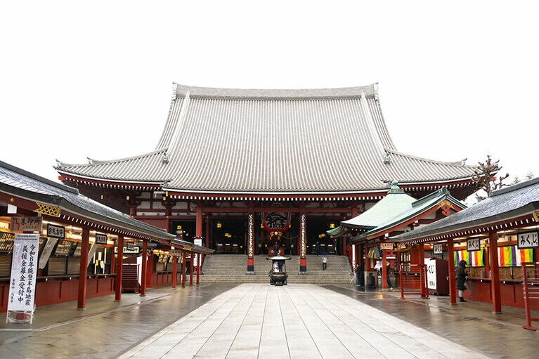 ほとんど人がいない境内。境内から雷門までまっすぐ見渡せるのは、この時間帯ならでは。