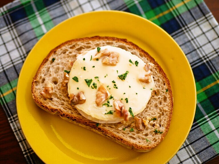 カマンベールどーんとのっけトースト。