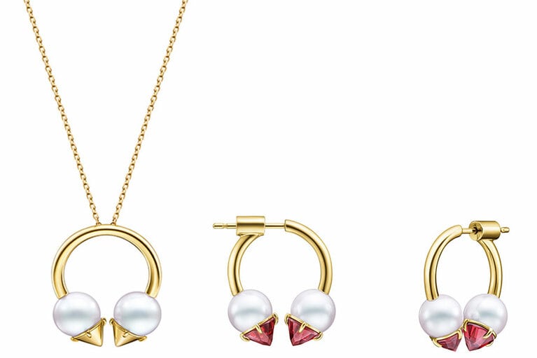 左から：ペンダント286,000円、ピアス418,000円。