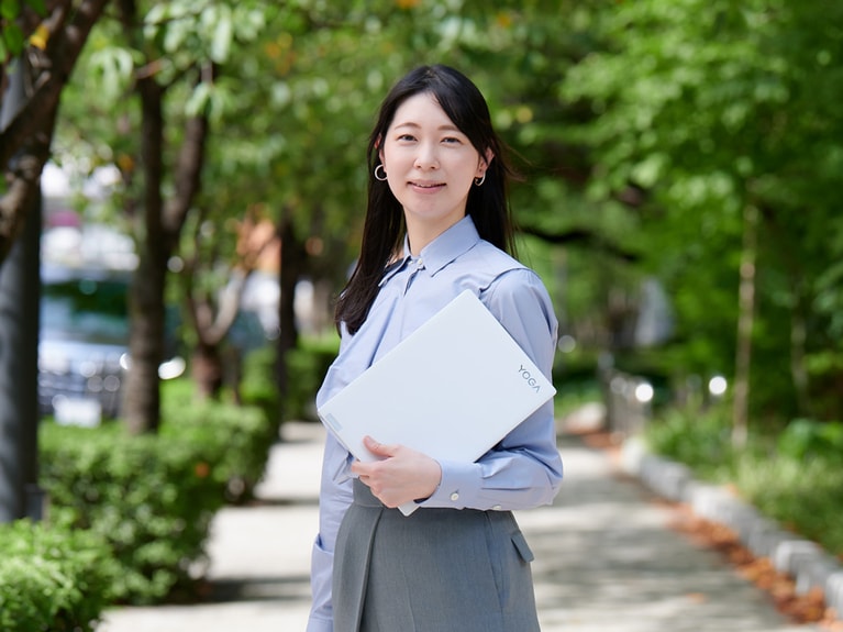 会社員と小説家を両立させていることでも話題になった高瀬隼子さん。通勤時には執筆用のノートパソコンを必ず持ち歩いているそう。