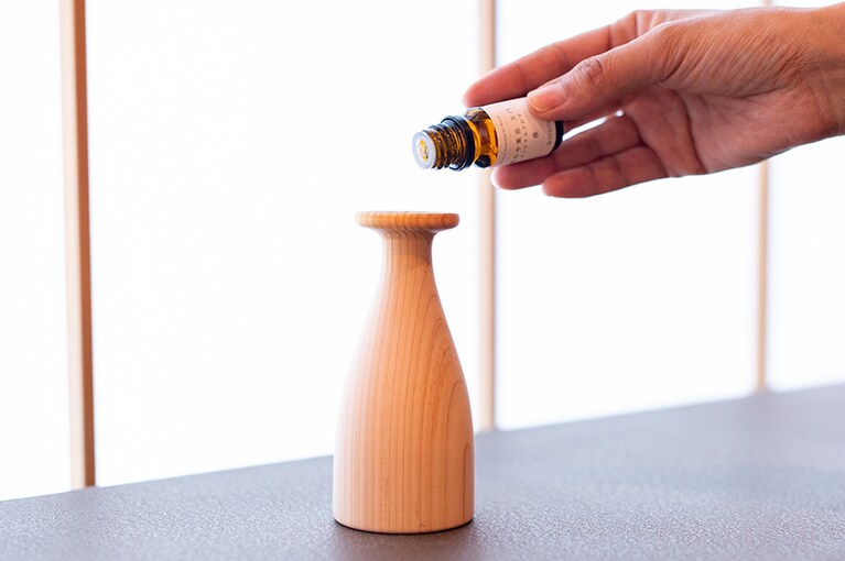 夜の森をイメージしたオリジナルアロマで上質な眠りへ。満月の光が障子越しに差し込むのと同じ明るさに、ベッドライトも調整して。