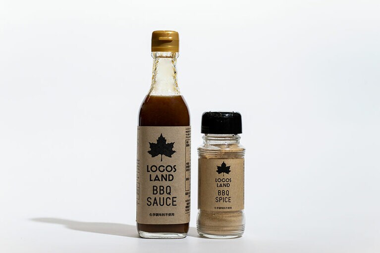 左：LOGOS LAND BBQソース(300ml) 980円、右：LOGOS LAND BBQスパイス(85g) 980円／LOGOS(ロゴス)