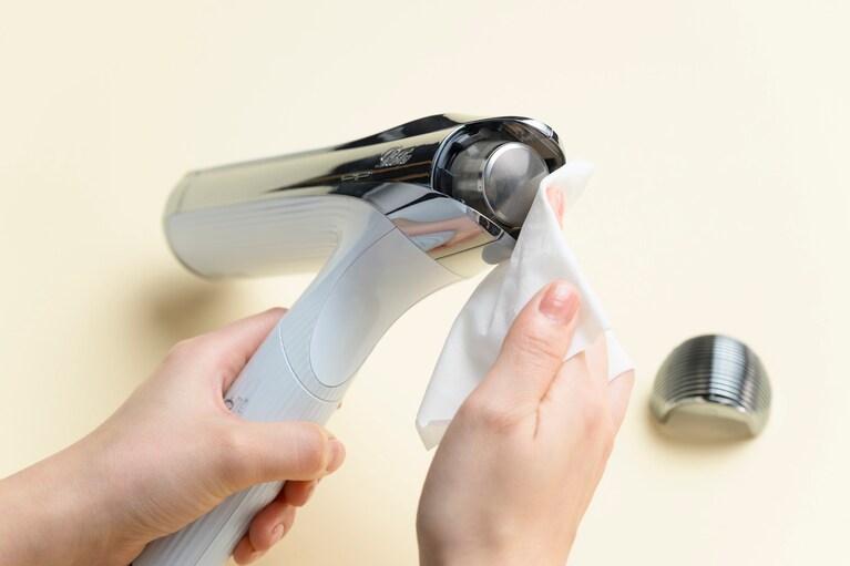 目詰まりしたほこりは、粘着テープで取るか、掃除機で吸い取るのも有効。