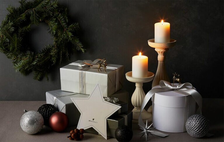 館内はモノトーンに飾られる。