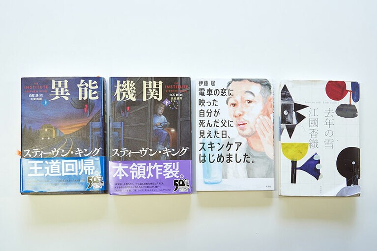 三浦が持参した3冊。左から『異能機関』（文藝春秋）、『電車の窓に映った自分が死んだ父に見えた日、スキンケアはじめました。』（平凡社）、『去年の雪』（KADOKAWA）。