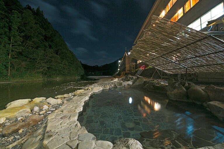 【山水館 川湯みどりや】広大な夜空に差す流れ星のシャワー。