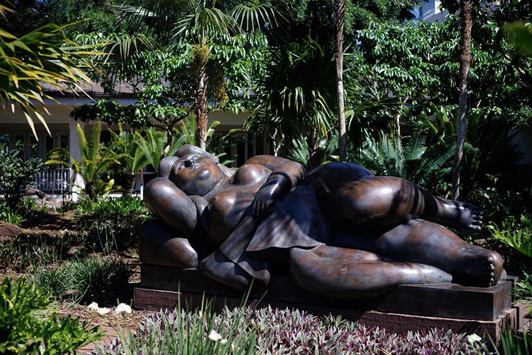 ジャウメ・プレンサ、フェルナンド・ボテロなど、著名芸術家の作品が屋外のそこかしこに。