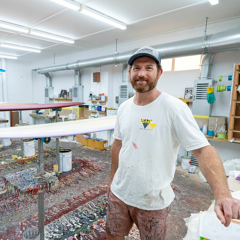 「この地域のサーフボード業界は、世界の先端を行っていると思う」とジュアンさん。