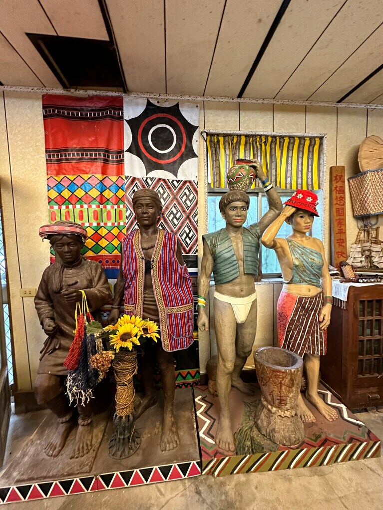 タイヤル族の衣装をまとった木彫りの人々がお出迎え。