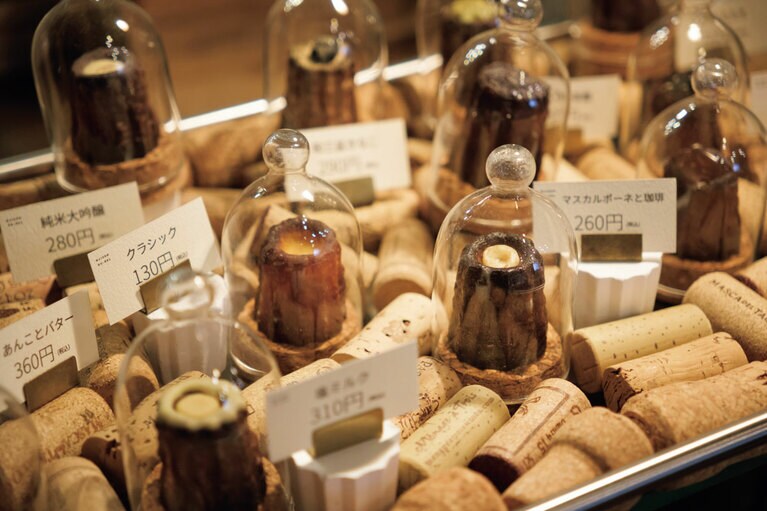 ダイニングバーku-nel店内のカヌレのディスプレイ。